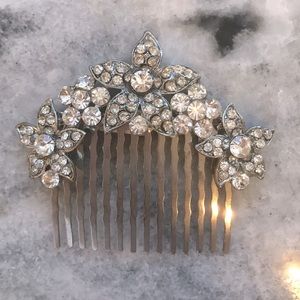 Beautiful Silver-tone finish Floral motif embellishment Tooth-comb design